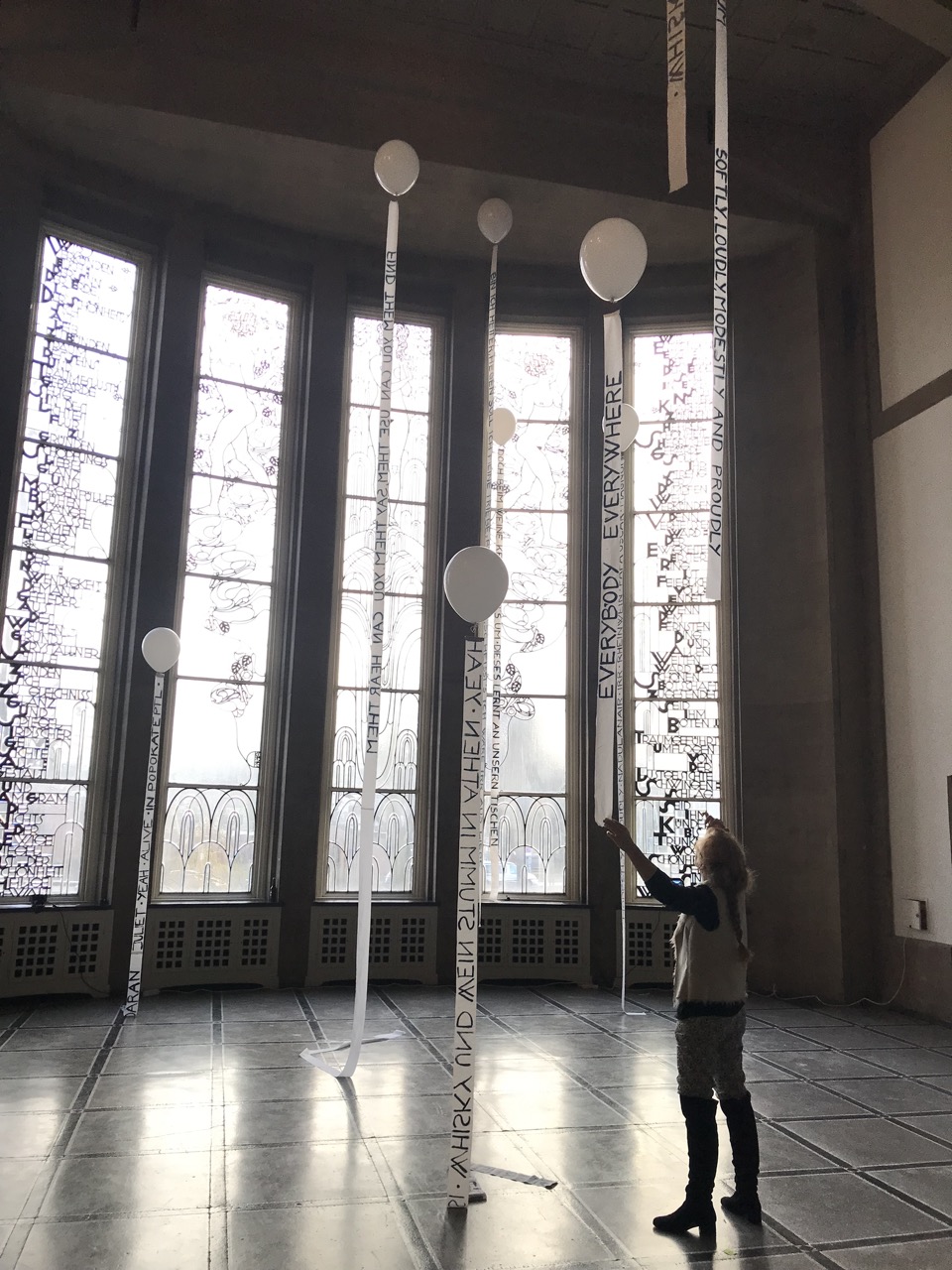 Heliumballons tragen Texte im Raum